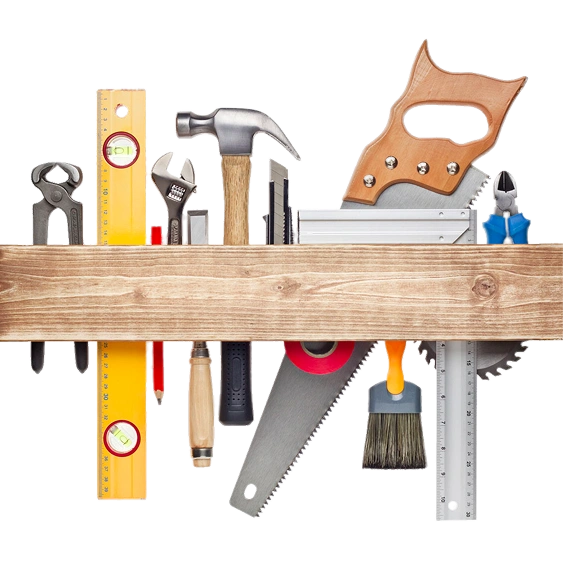 Verzameling bouwgereedschap waaronder hamer, zaag, waterpas en liniaal gerangschikt op een houten plank.